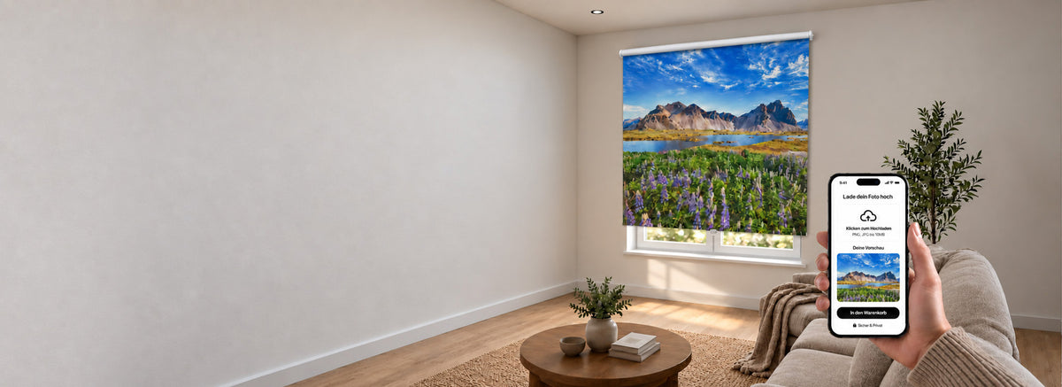 Springrollo mit individuellem Bergsee- und Lupinenwiesen-Motiv im Wohnzimmer – lade dein eigenes Foto hoch und gestalte dein Springrollo nach Maß bei La-Melle