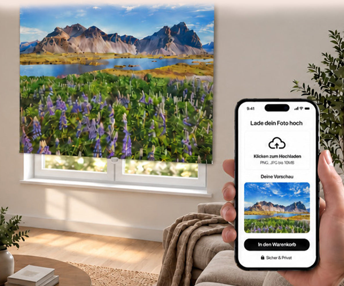 Springrollo mit individuellem Bergsee- und Lupinenwiesen-Motiv im Wohnzimmer – lade dein eigenes Foto hoch und gestalte dein Springrollo nach Maß bei La-Melle
