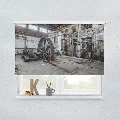 Plissee Motiv Grosses Rad in Verlassener Fabrik