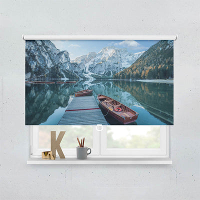 Plissee Motiv Steg mit Booten im Gebirgssee