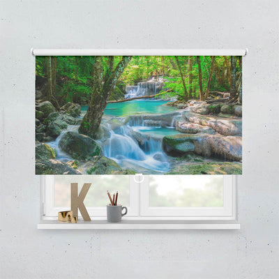 Plissee Motiv Wasserfall im Wald in Thailand