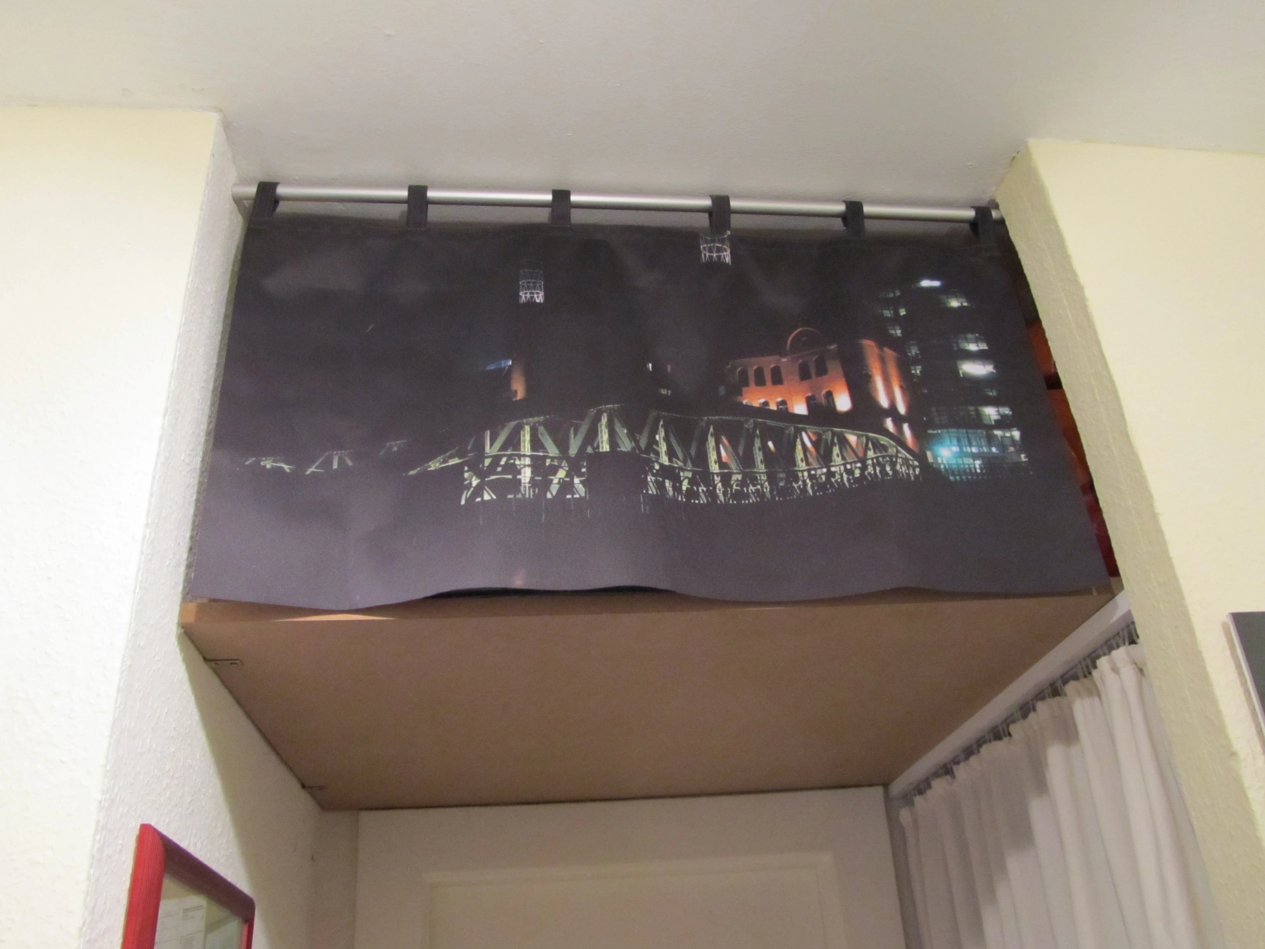 Bedruckter Vorhang mit Foto auf Maß verdeckt Stauraum im Flur