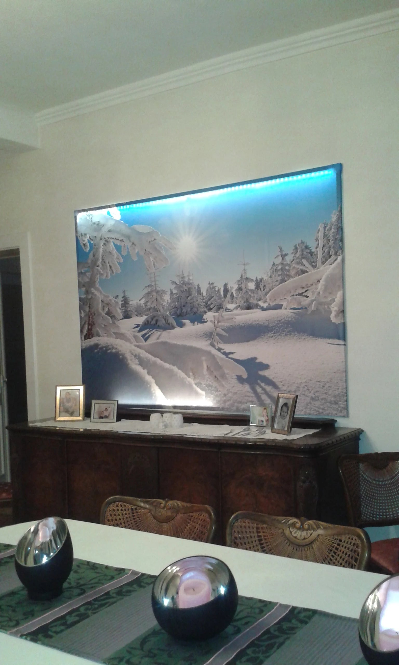 Stoff bedruckt mit Wintermotiv als beleuchtete Leinwand an der Wand im Esszimmer 
