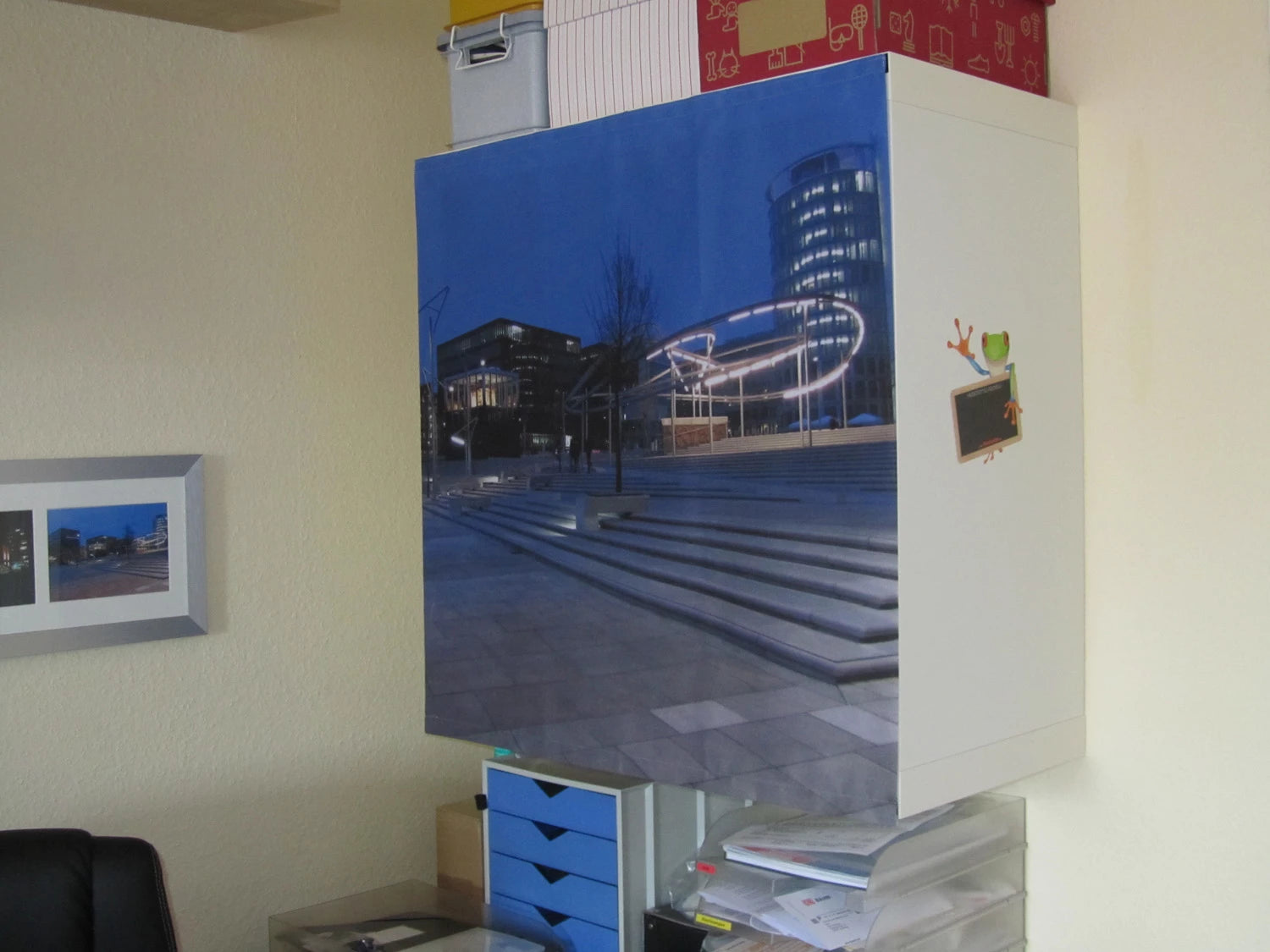 bedruckter Stoff um einen Schrank mit einem Bild zu dekorieren im Büro
