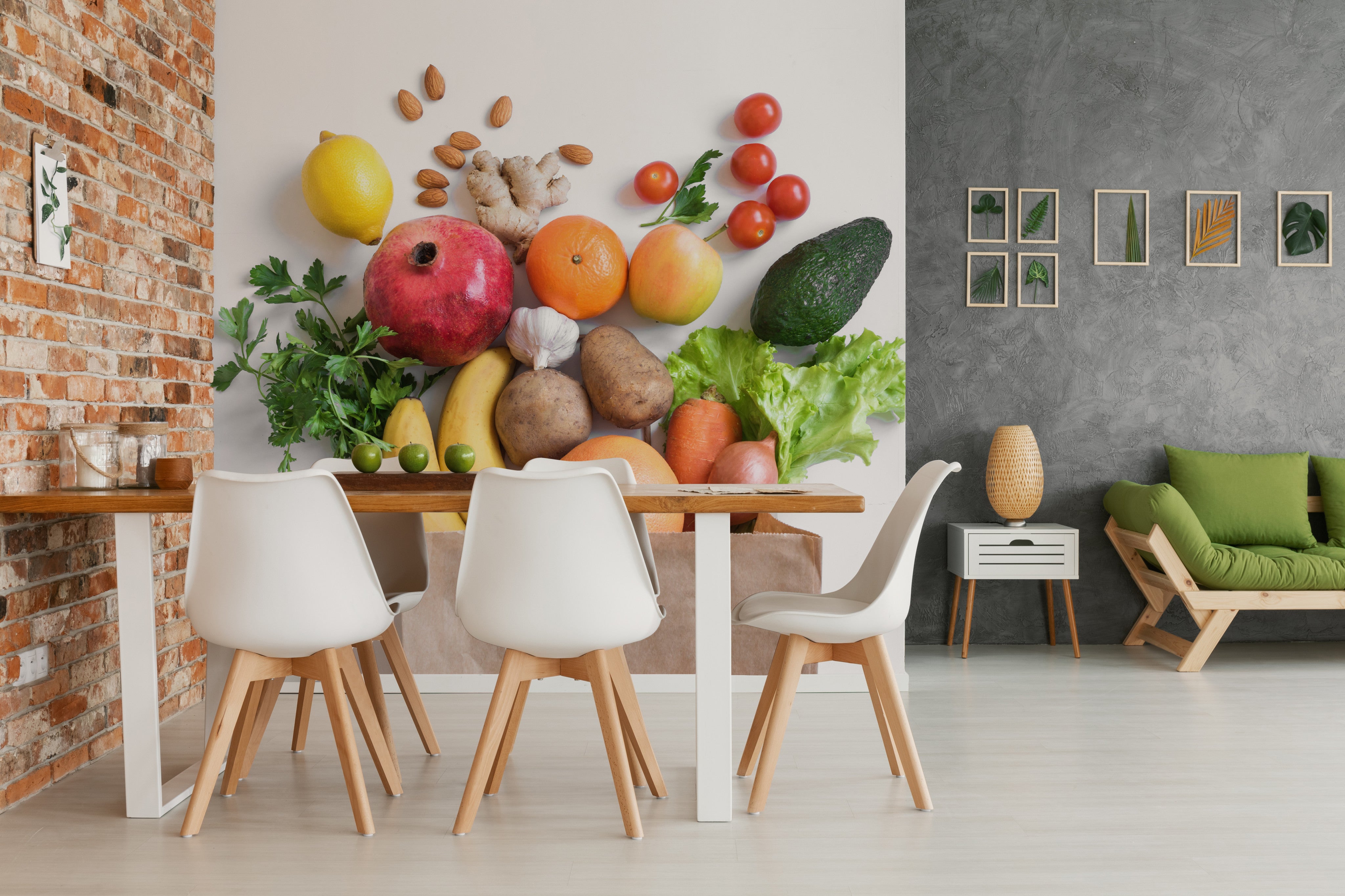 Esstisch in der Küche, dahinter eine Wand mit einer Fototapete. Bedruckt mit Obst und Gemüse