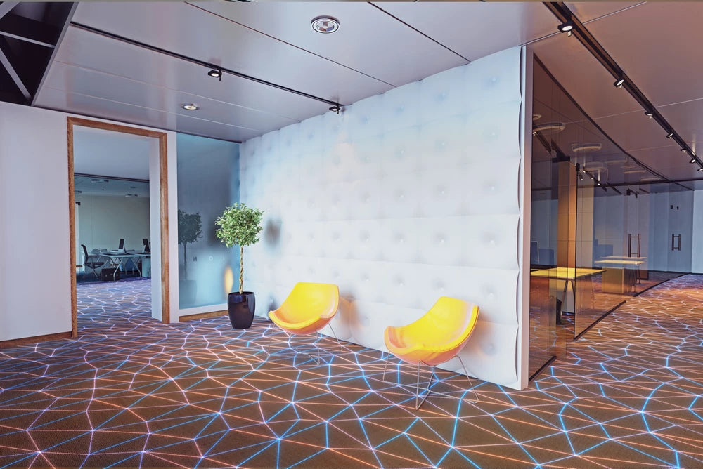 großes Büro mit mehreren Räumen mit einem mit blauen und orangenen Linien bedruckten Teppich