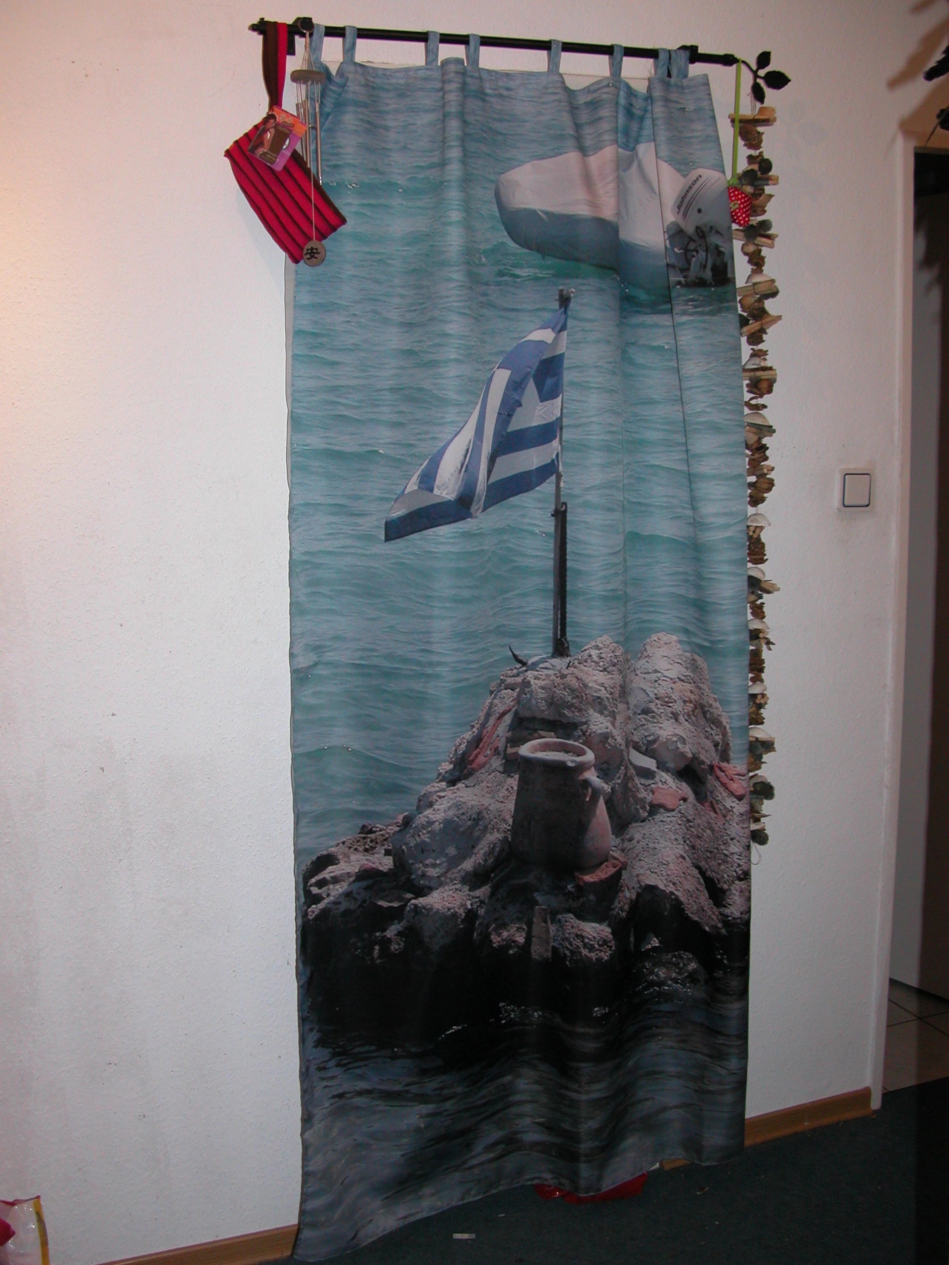 Ein Foto-Vorhang individuell bedruckt mit Urlaubsbild aus Griechenland verdeckt den Eingang zur Abstellkammer