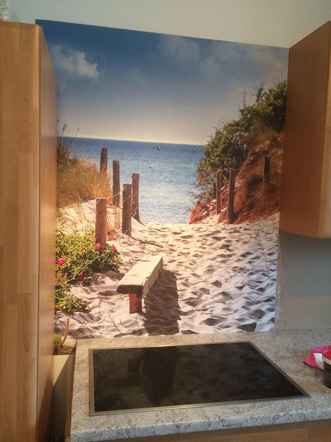 Bedruckter Foto-Vinylboden statt auf dem Fußboden als Wandbehang als Spritzschutz hinter dem Herd mit Motiv einer Düne an der Ostsee bedruckt 