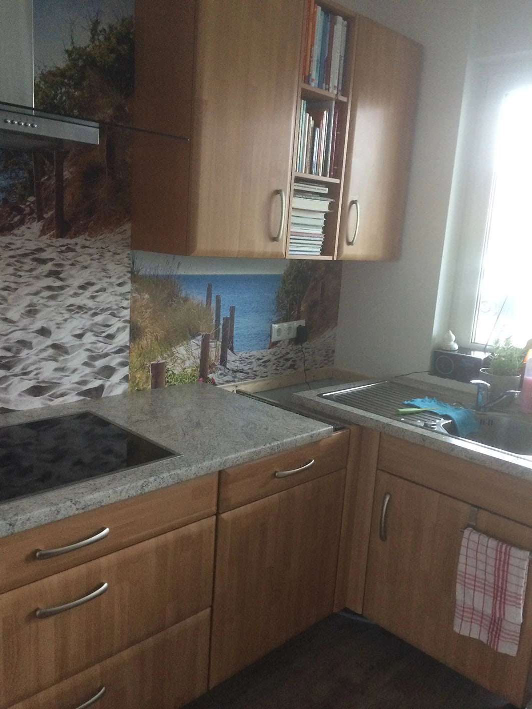 Bedruckter Foto-Vinylboden statt auf dem Fußboden als Wandbehang mit Motiv einer Düne an der Ostsee bedruckt Gesamtansicht in der Küche