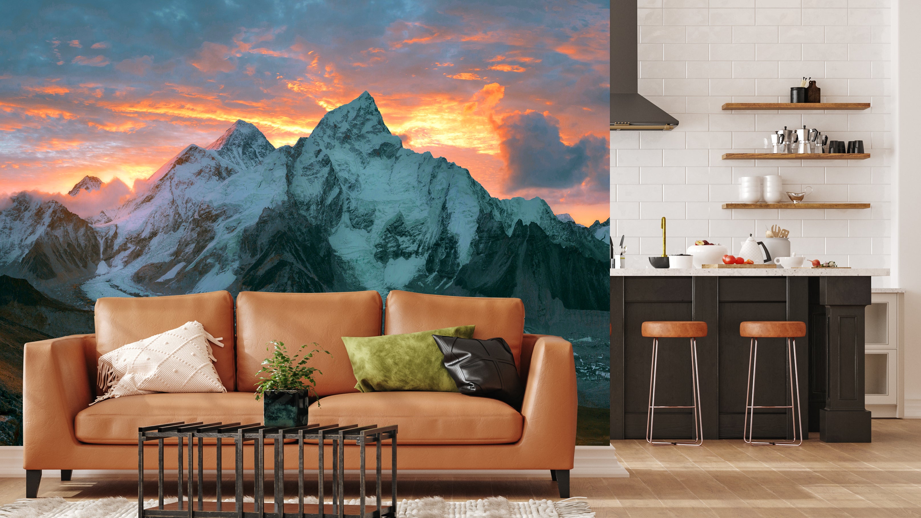Couch im Wohnzimmer, dahinter eine Wand mit Fototapete und Bergmotiv. Hinter der Wand als Raumteiler ist die Küche erkennbar