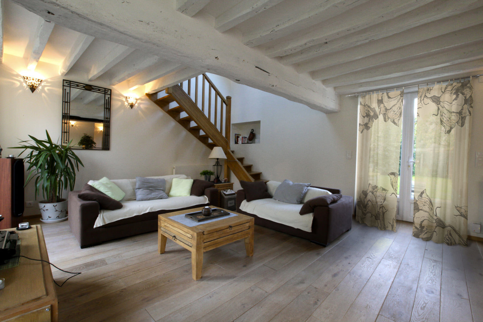 Fotovorhang mit Motiv Floral im Wohnzimmer im skandinavischen Hygge Stil mit viel Holz
