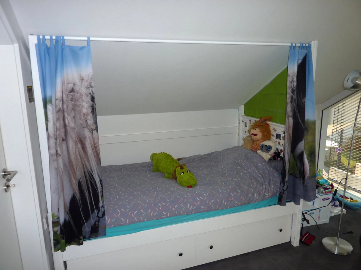 aufgezogener zweiteiliger Foto-Vorhang am Kinderbett
