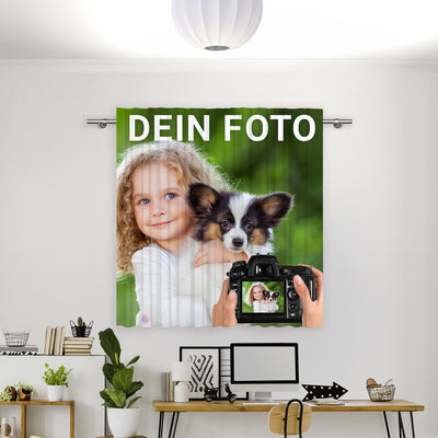 Vorhang über einem Schreibtisch mit einem eigenen Motiv