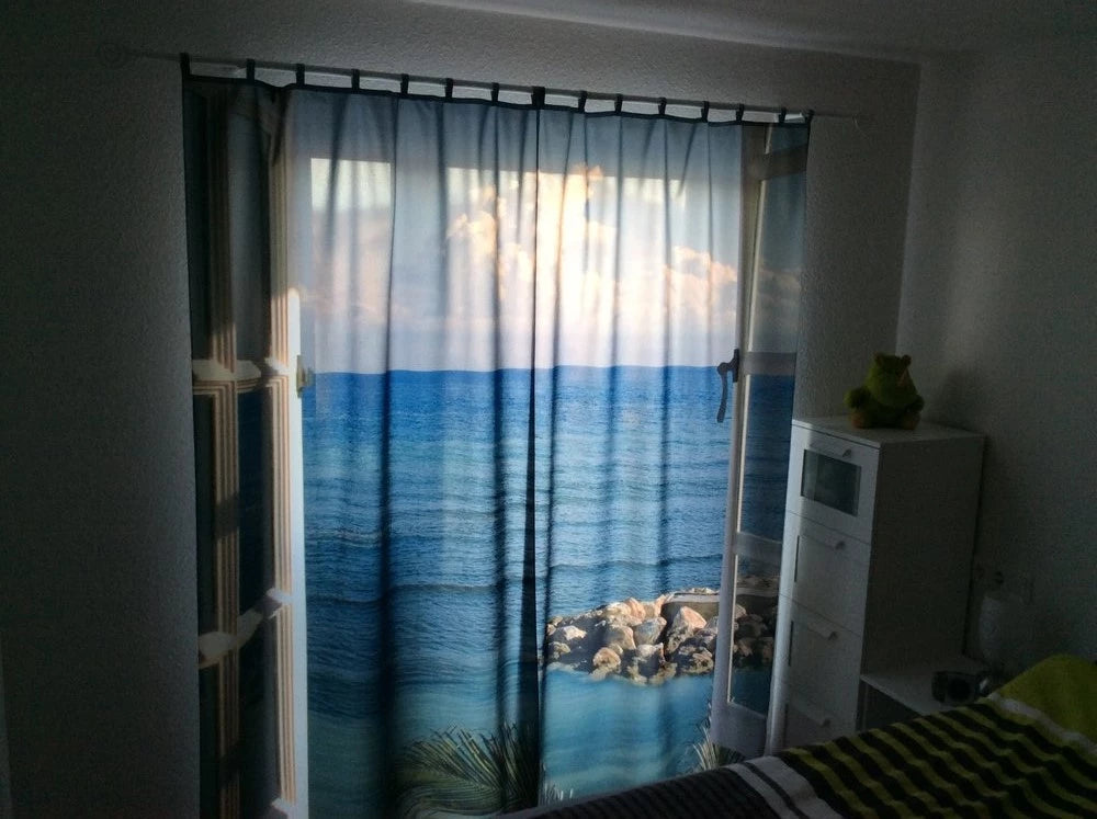 Zweiteiliger Fotovorhang mit einem maritimen Motiv bedruckt mit Blick vom Strandhaus auf das Meer am Schlafzimmerfenster