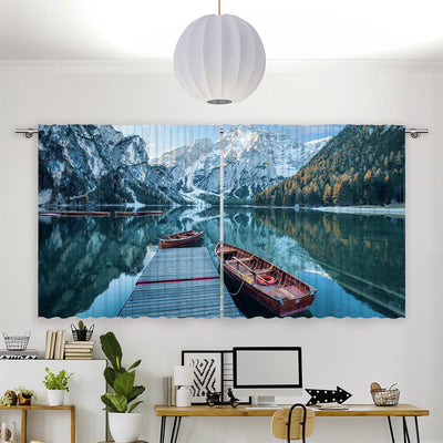 Vorhang Motiv Steg mit Booten im Gebirgssee