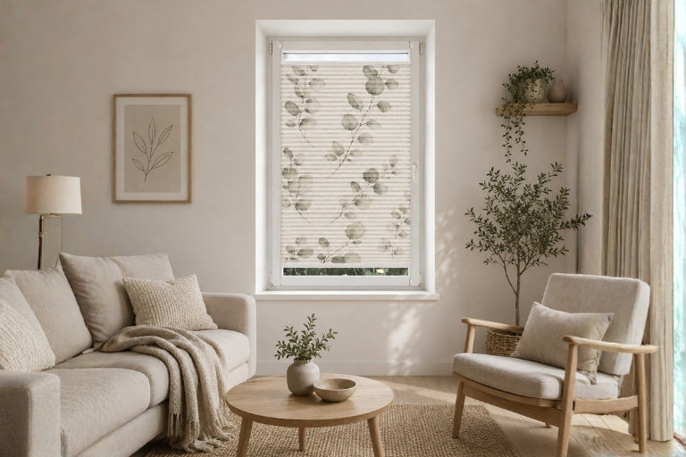 Wabenplissee mit individuellem Eukalyptus-Blattmotiv im Wohnzimmer, gefertigt nach Maß von La-Melle