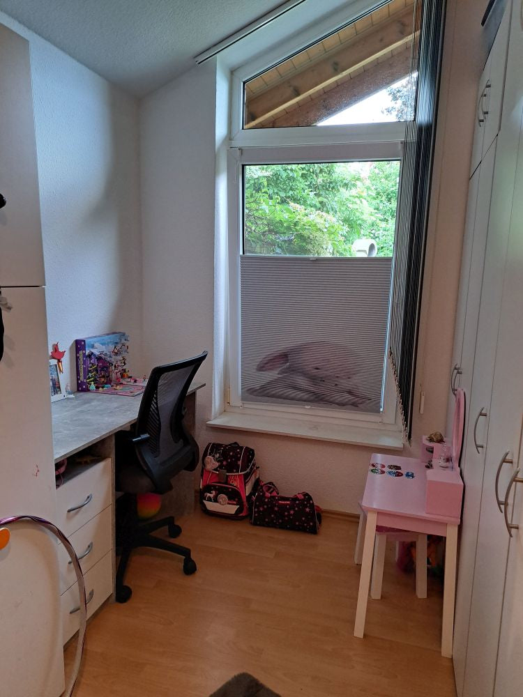 halb geöffnetes Foto-Wabenplissee bedruckt mit zwei kleinen Hasen für ein Kinderzimmer