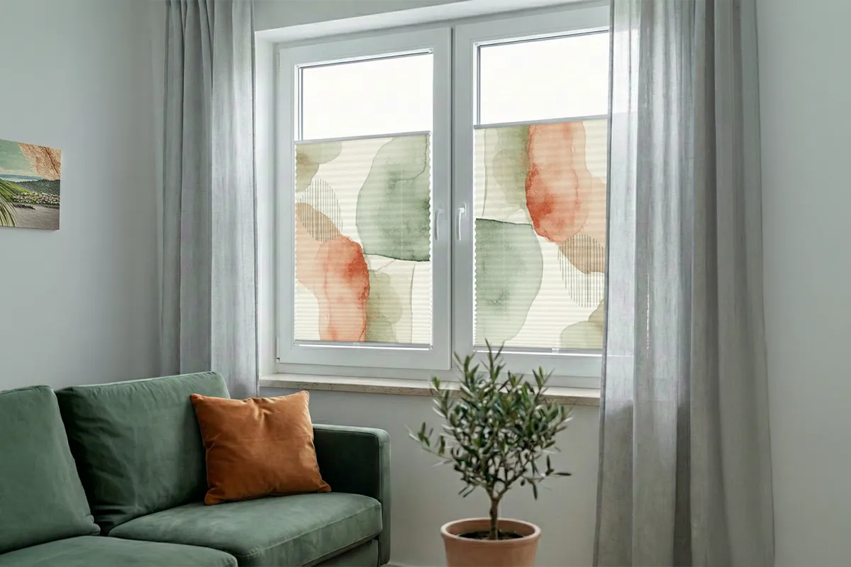 Wohnzimmer mit Mit Plisse und abstrakten Motiv darauf