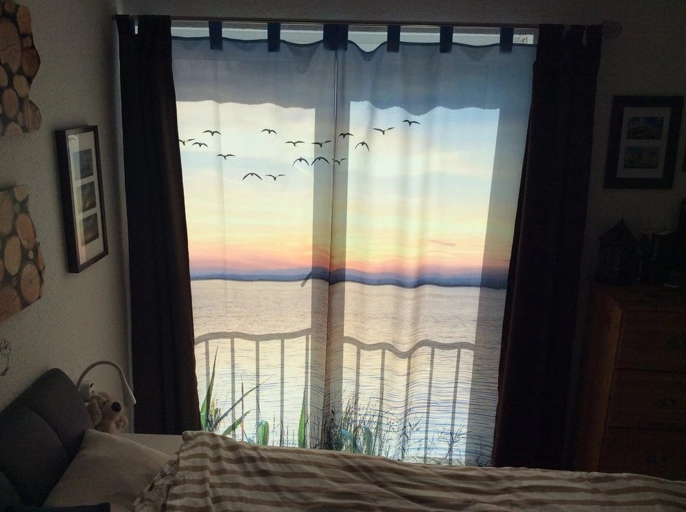 zweiteiliger Foto-Vorhang bedruckt im Schlafzimmer am Fenster zeigt einen idyllischen See bei Sonnenuntergang mit Vögel am Himmel