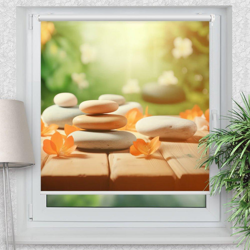 Rollo Motiv "Blueten Steinturm Holzsteg" - ohne bohren - Klemmrollo bis 150 cm Breite - Klemmfix mit Fotodruck - blickdicht - La-Melle