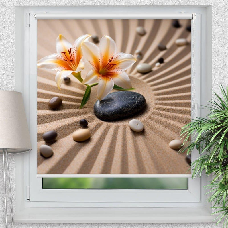 Rollo Motiv "Lilien Steine Sand" - ohne bohren - Klemmrollo bis 150 cm Breite - Klemmfix mit Fotodruck - blickdicht - La-Melle