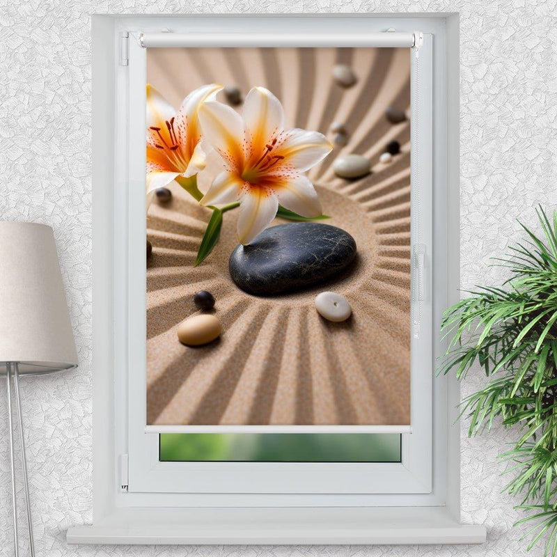 Rollo Motiv "Lilien Steine Sand" - ohne bohren - Klemmrollo bis 150 cm Breite - Klemmfix mit Fotodruck - blickdicht - La-Melle