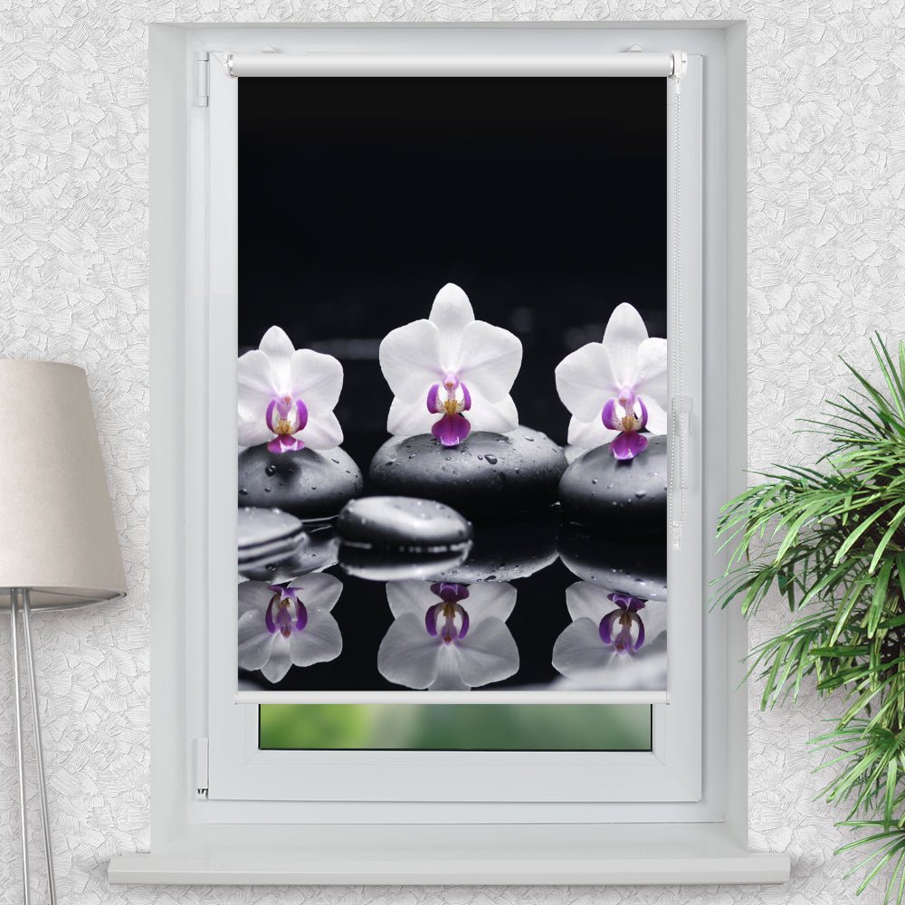 Rollo Motiv "Orchideen Wasser Spiegel Steine" - ohne bohren - Klemmrollo bis 150 cm Breite - Klemmfix mit Fotodruck - blickdicht - La-Melle