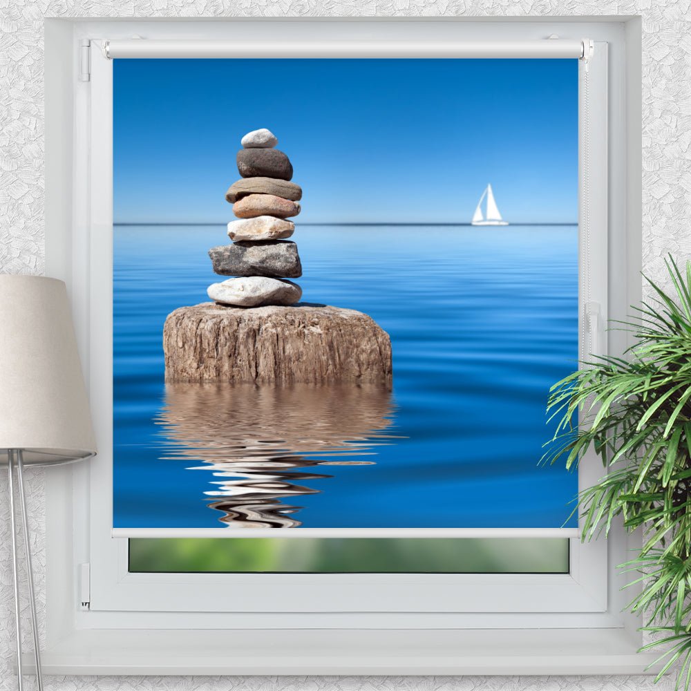 Rollo Motiv "Steinturm Ozean" - ohne bohren - Klemmrollo bis 150 cm Breite - Klemmfix mit Fotodruck - blickdicht - La-Melle