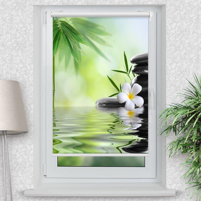 Rollo Motiv "Steine Frangipani Wasser Bambus" - ohne bohren - Klemmrollo bis 150 cm Breite - Klemmfix mit Fotodruck - blickdicht - La-Melle