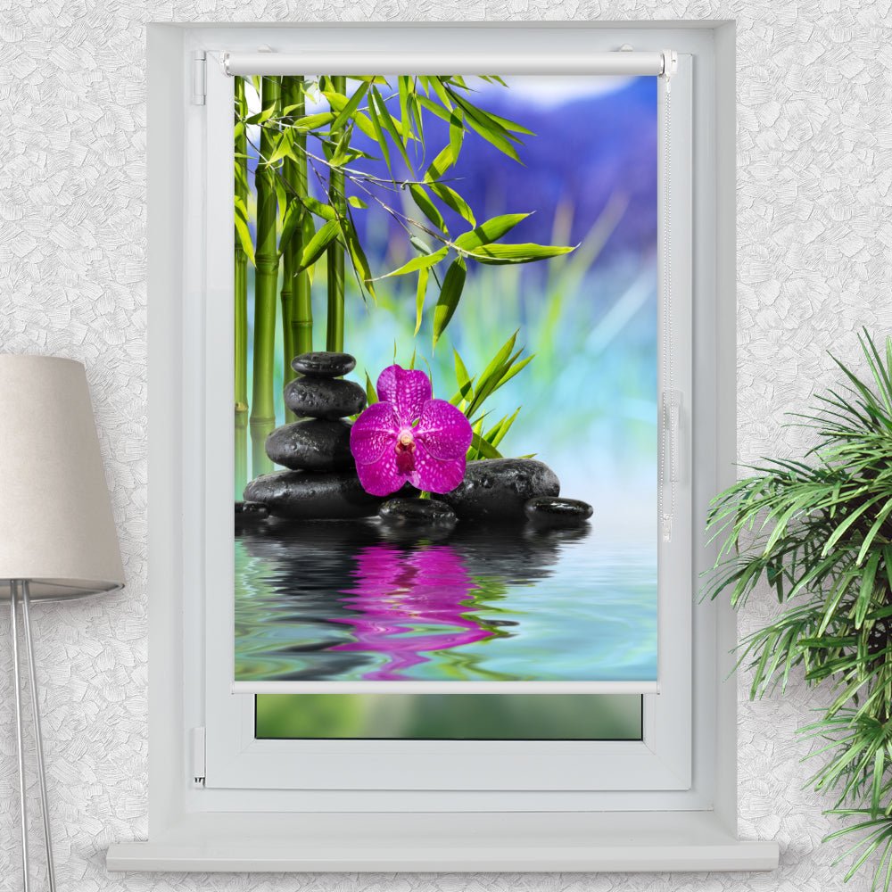 Rollo Motiv "Steinturm Wasser Orchidee Spiegelung" - ohne bohren - Klemmrollo bis 150 cm Breite - Klemmfix mit Fotodruck - blickdicht - La-Melle