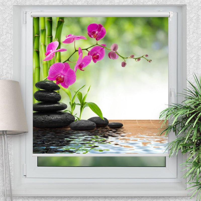 Rollo Motiv "Steinturm Wasser Orchideenranke" - ohne bohren - Klemmrollo bis 150 cm Breite - Klemmfix mit Fotodruck - blickdicht - La-Melle