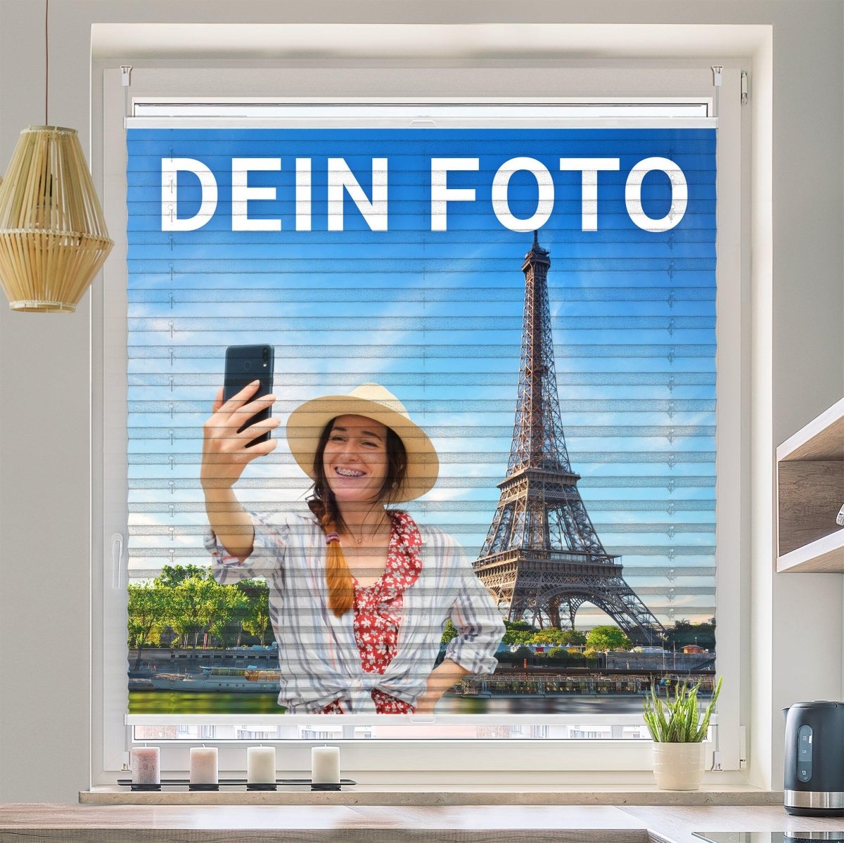 Plissee an einem Fenster, darauf eine Frau, die mit dem Eiffelturm im Hintergrund ein Selfie macht 