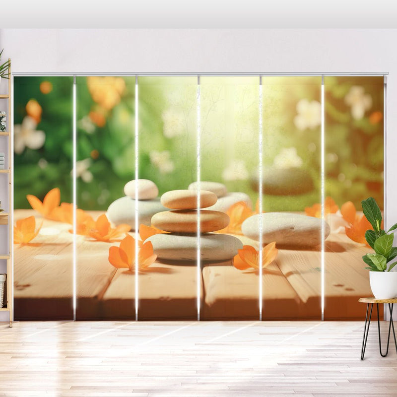 Schiebegardine Motiv "Holzsteg Blüten zen stones" - La-Melle