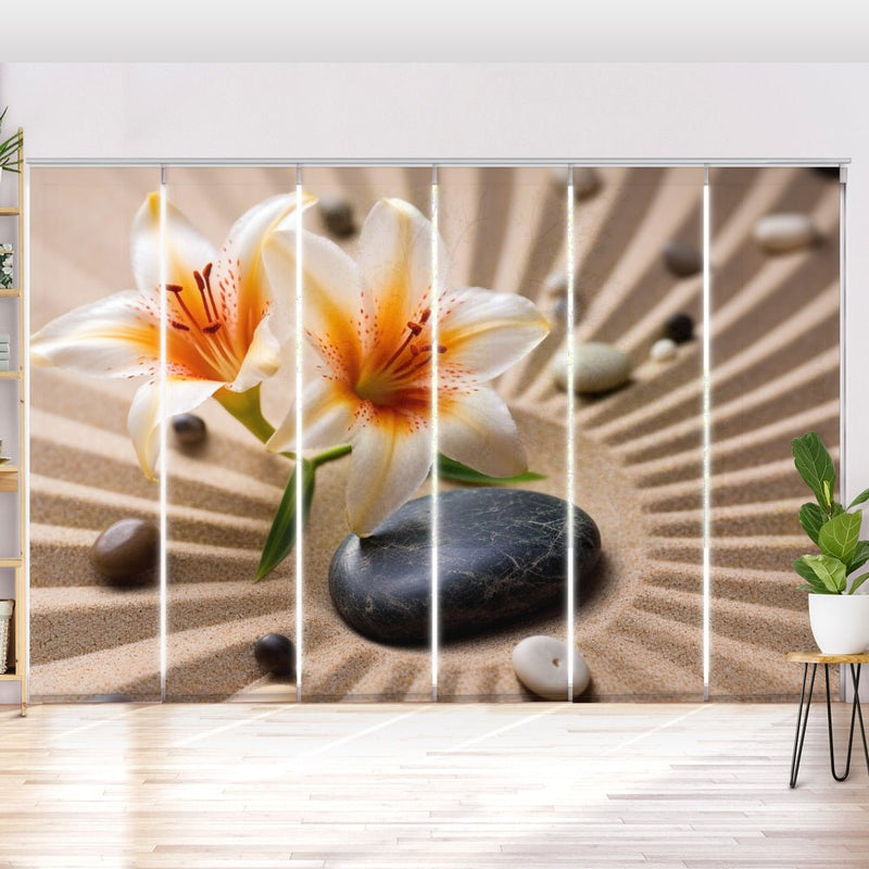 Schiebegardine Motiv "Weisse Lilien Steine" - La-Melle